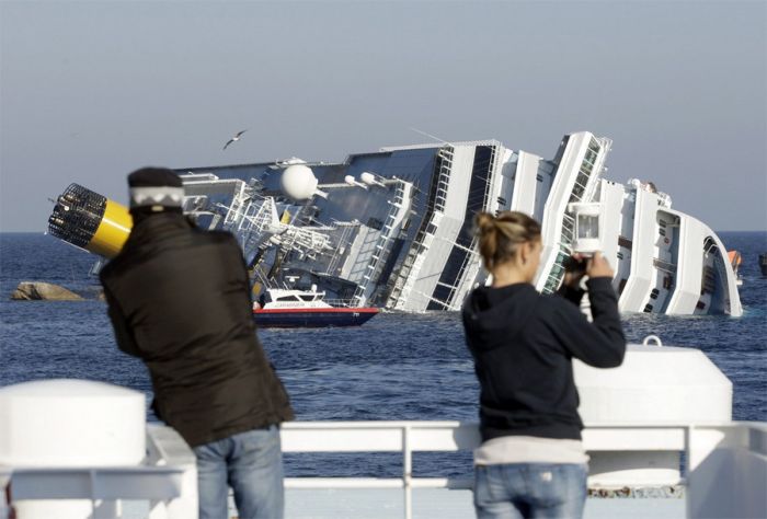 Крушение круизного судна у берегов Италии (32 фото + видео)