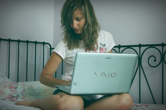 Девушки, которые никогда не расстаются со своими ноутбуками (25 фото)