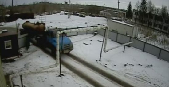 Водитель грузовика не рассчитал габариты (видео)