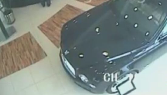 Глупое ограбление салона Bentley в Киеве (видео)