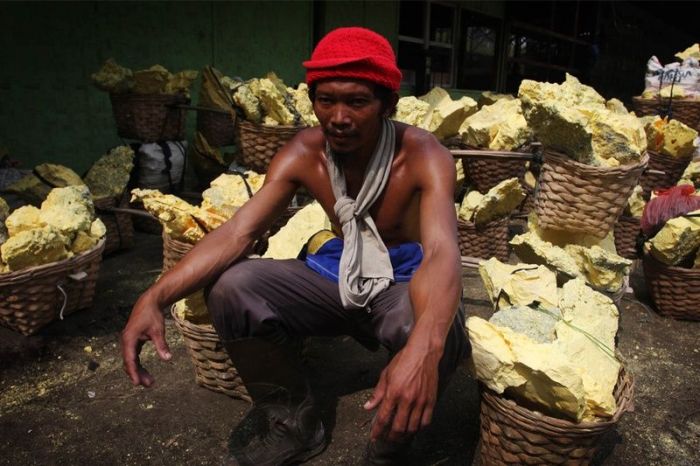 Как добывают серу в Индонезии (22 фото)