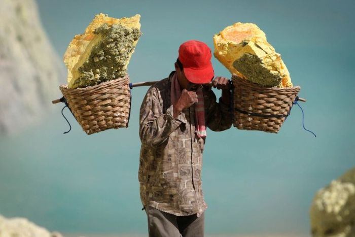 Как добывают серу в Индонезии (22 фото)