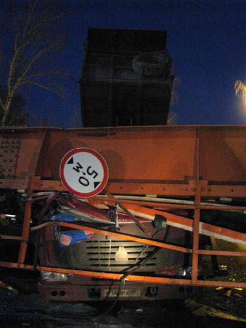 В Химках грузовик снес мост (4 фото + видео)