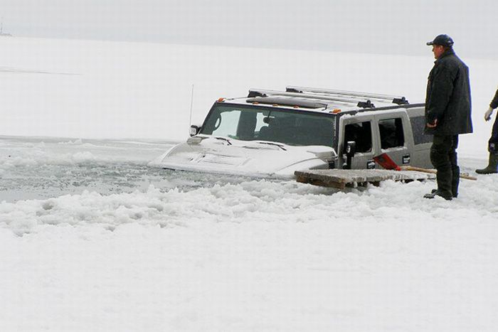 Два утопленных Hummer H2 в озере Балатон (12 фото)