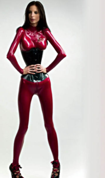 Иоана Спангенберг - модель с шокирующим телом (16 фото + видео)