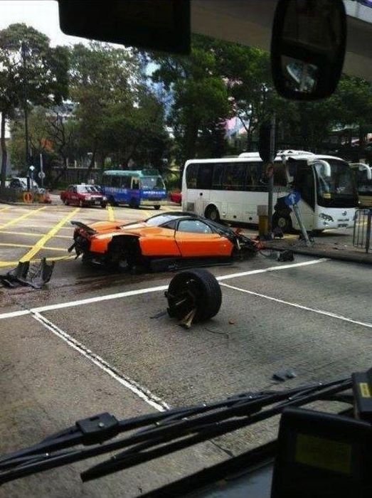 Pagani Zonda F разбили в Гонконге (10 фото)