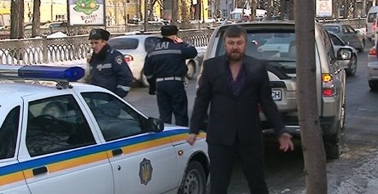 Пьяный святой отец избил автомобиль ГАИ (5 фото + 2 видео)
