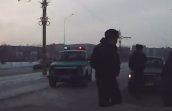 Полицейская подстава на дороге (видео)