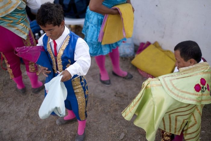 Карлики-тореадоры в Колумбии (22 фото)