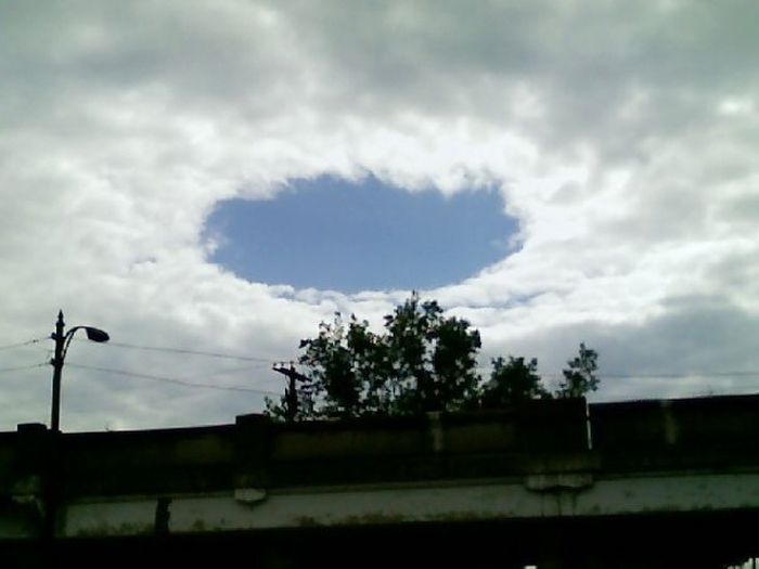 Дыры в облаках (35 фото)