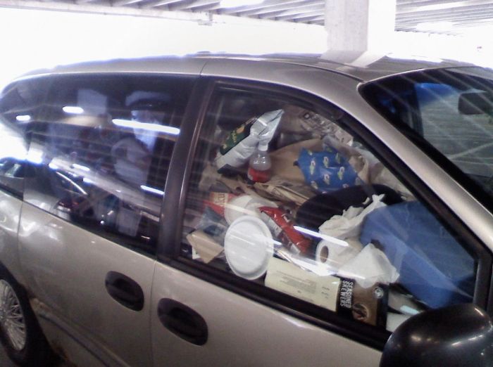Автомобиль с мусором (2 фото)