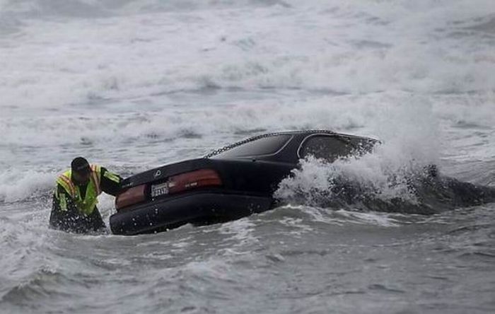 Женщина утопила автомобиль в океане (17 фото)