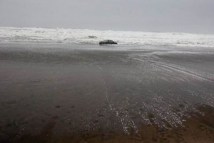 Женщина утопила автомобиль в океане (17 фото)