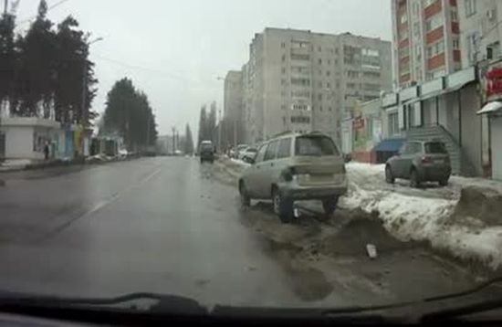 Очевидец аварии не растерялся (видео)
