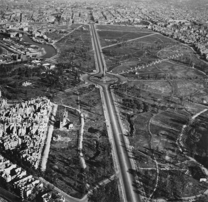 Берлин после окончания Второй Мировой Войны (20 фото)
