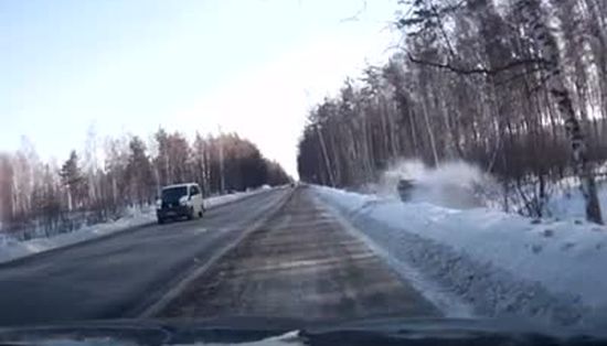 Не надо было обгонять на скользкой трассе (видео)