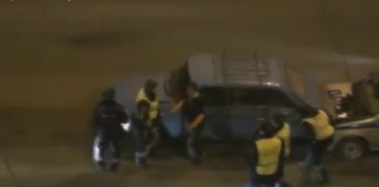 Полицейские избивают угонщика автомобилей в Томске (видео)