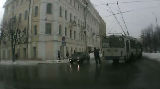 Водителю троллейбуса очень повезло (видео)