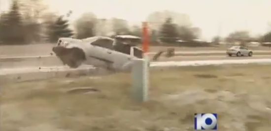 Перекресток забыли посыпать песком (видео)