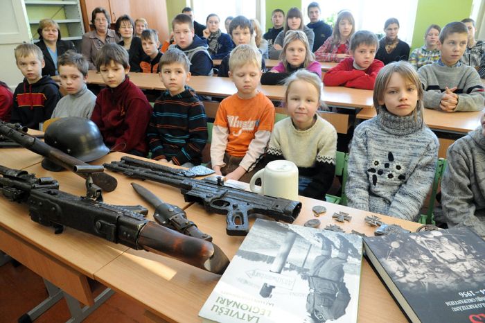 Урок патриотизма в латвийской школе (9 фото)