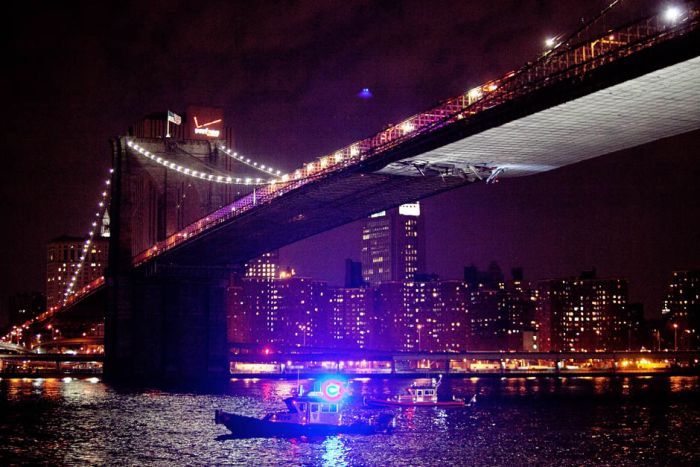 Неприятное происшествие с Бруклинским мостом (7 фото)