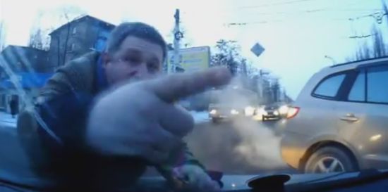 Сумасшедший водитель избил автомобиль (видео)