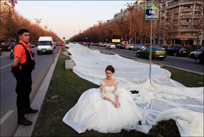 Свадебное платье с самым длинным шлейфом (4 фото)