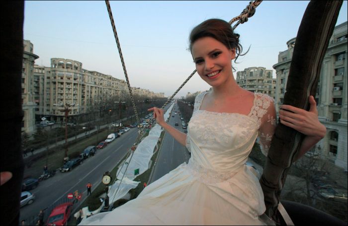 Свадебное платье с самым длинным шлейфом (4 фото)