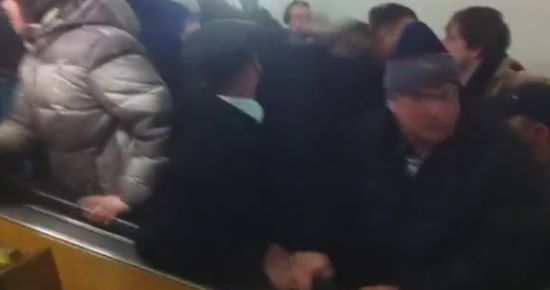 Футбольные фанаты устроили беспорядки в метро (видео)