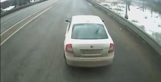 Идиот на легковушке хотел остановить фуру (видео)