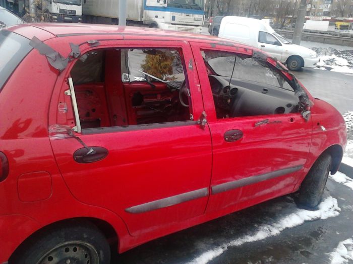 Автомобиль на киевской заправке (4 фото)