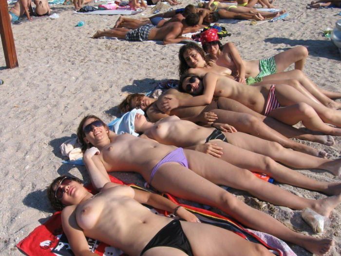 Девушки на пляже (20 фото)