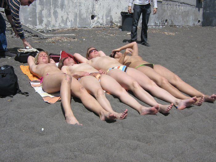 Девушки на пляже (20 фото)