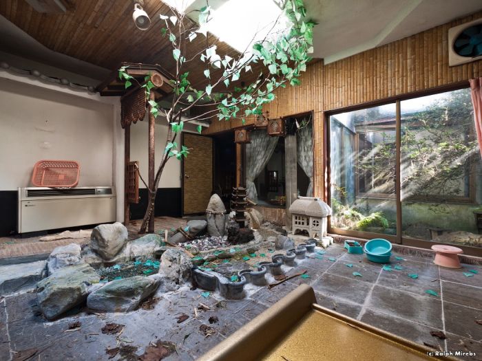Заброшенный японский мотель (45 фото)