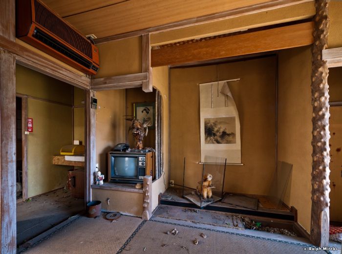 Заброшенный японский мотель (45 фото)