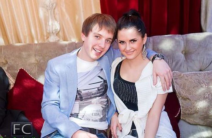 Симпатичные девушки и их странные спутники. Часть 2 (33 фото)