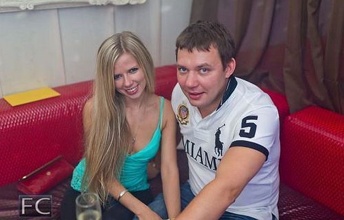 Симпатичные девушки и их странные спутники. Часть 2 (33 фото)