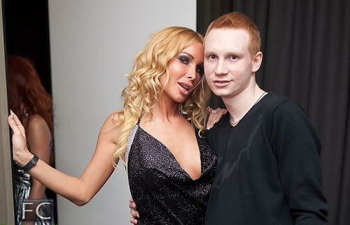 Симпатичные девушки и их странные спутники. Часть 2 (33 фото)
