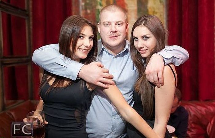 Симпатичные девушки и их странные спутники. Часть 2 (33 фото)