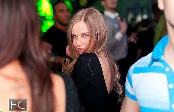 Симпатичные девушки и их странные спутники. Часть 2 (33 фото)