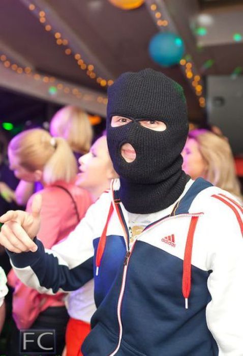 Симпатичные девушки и их странные спутники. Часть 2 (33 фото)