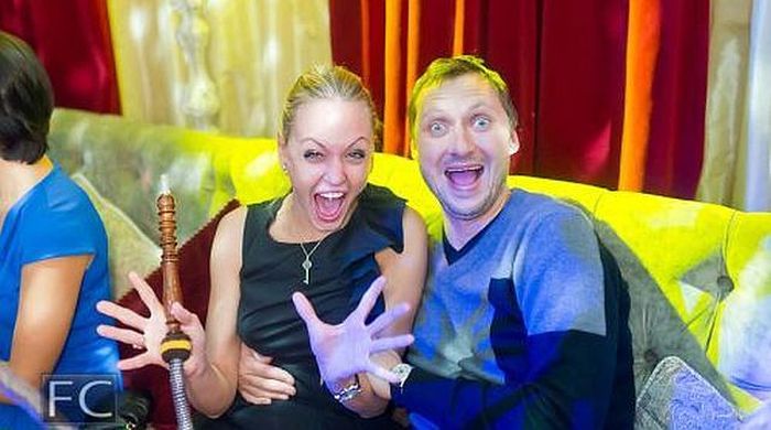 Симпатичные девушки и их странные спутники. Часть 2 (33 фото)