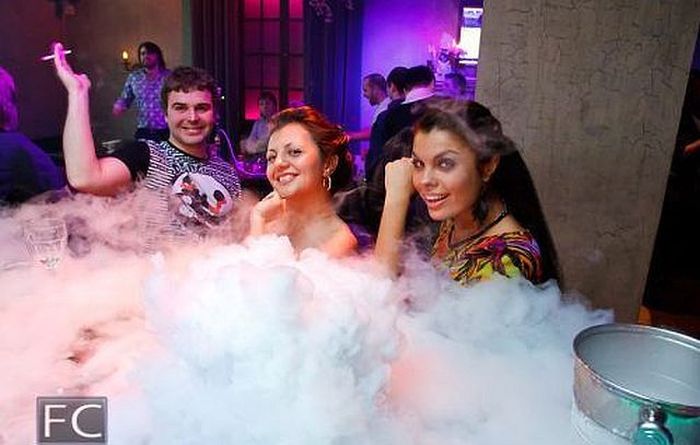 Симпатичные девушки и их странные спутники. Часть 2 (33 фото)
