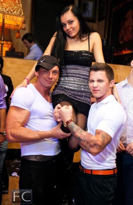 Симпатичные девушки и их странные спутники. Часть 2 (33 фото)