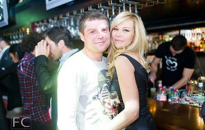Симпатичные девушки и их странные спутники. Часть 2 (33 фото)