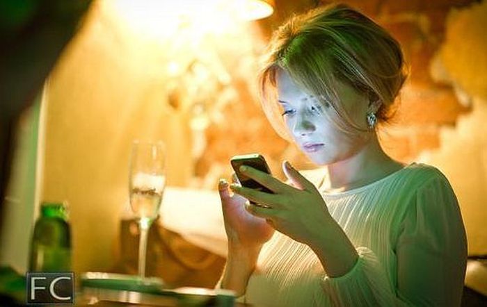 Симпатичные девушки и их странные спутники. Часть 2 (33 фото)