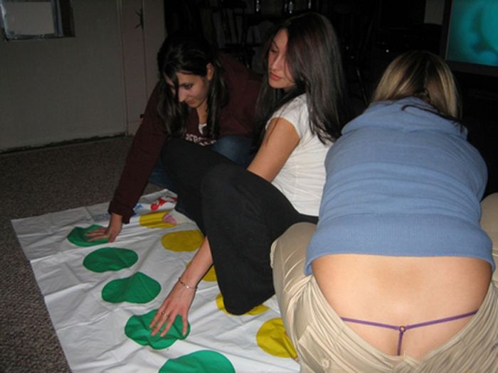 Пьяные девушки играют в Твистер (14 фото)