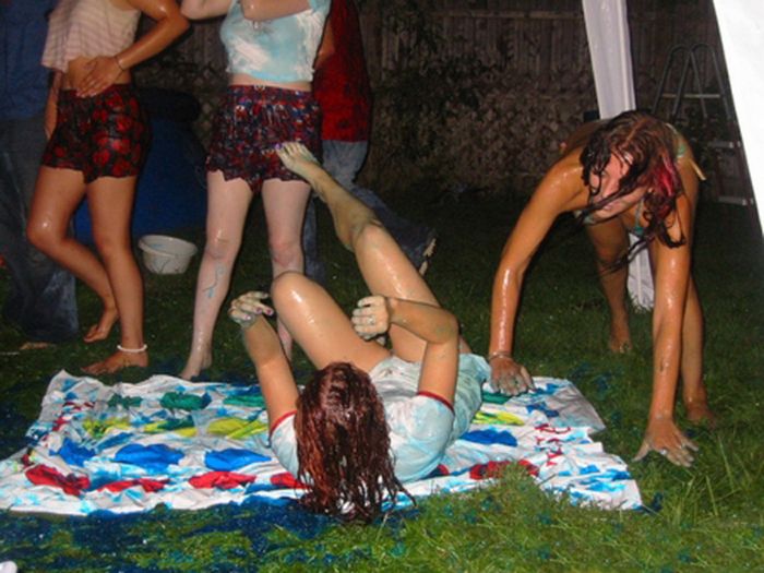 Пьяные девушки играют в Твистер (14 фото)