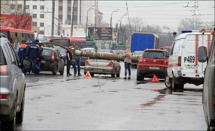 Падение столба в Казани (7 фото)
