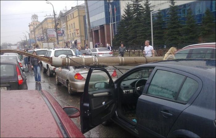 Падение столба в Казани (7 фото)